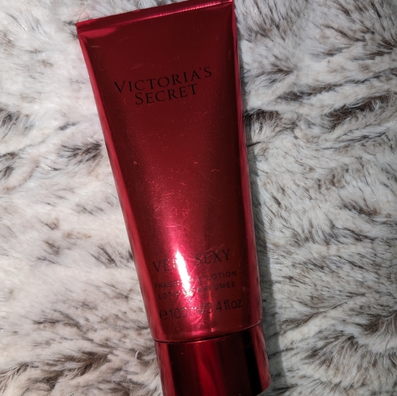 ❣️ Victoria's Secret Very Sexy Travel Size Lotion❣️ - Picture 3 of 3